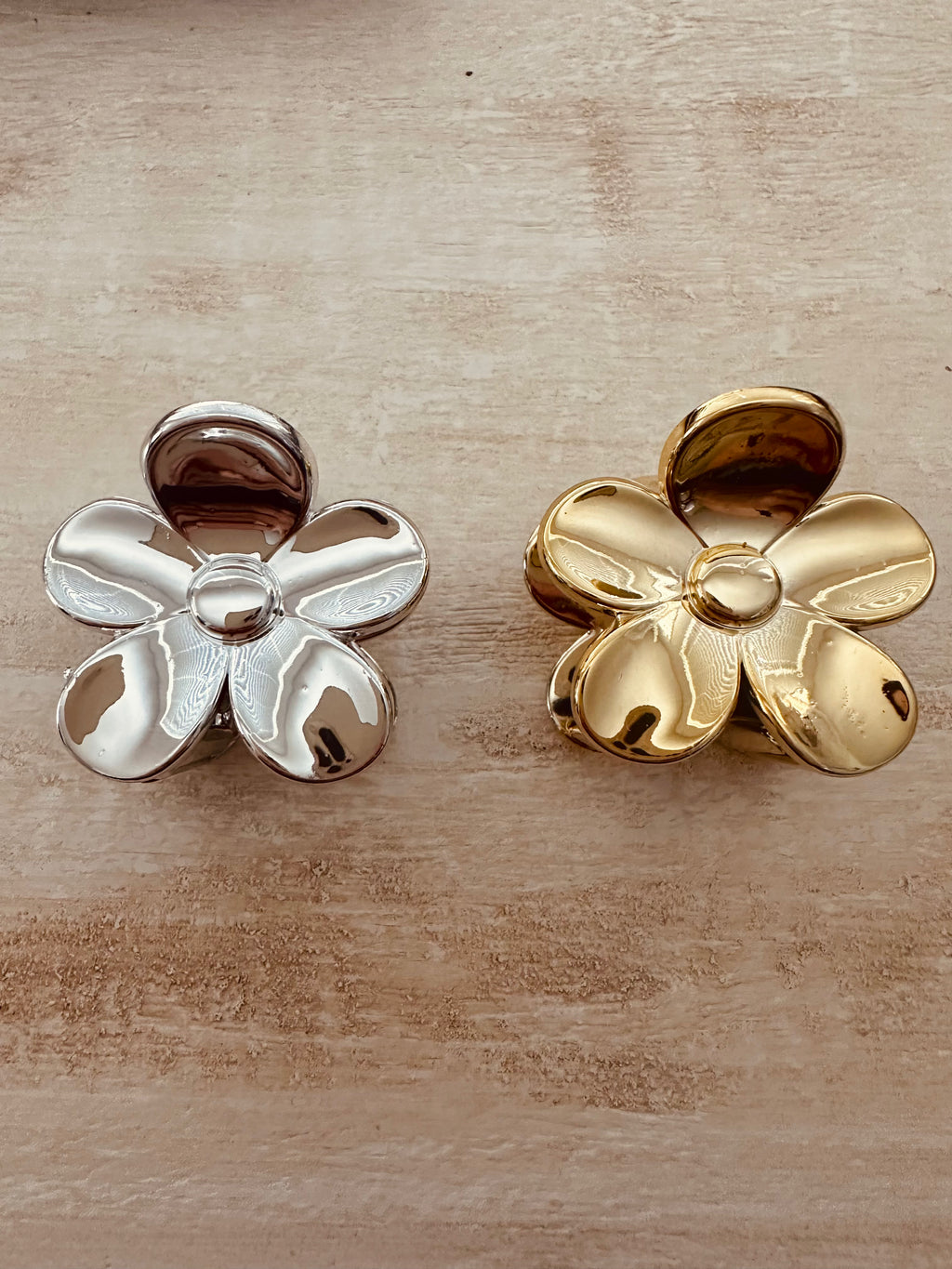 Small Metallic Retro Flower Hair Clip